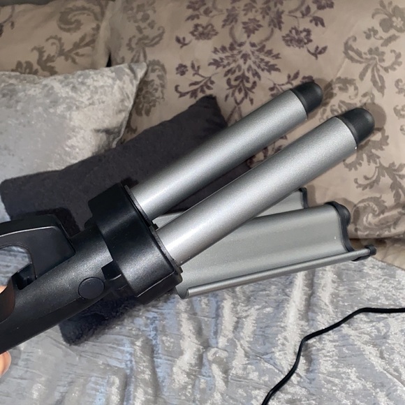 REVELON JUMBO WAVER (curling iron) - Picture 2 of 5